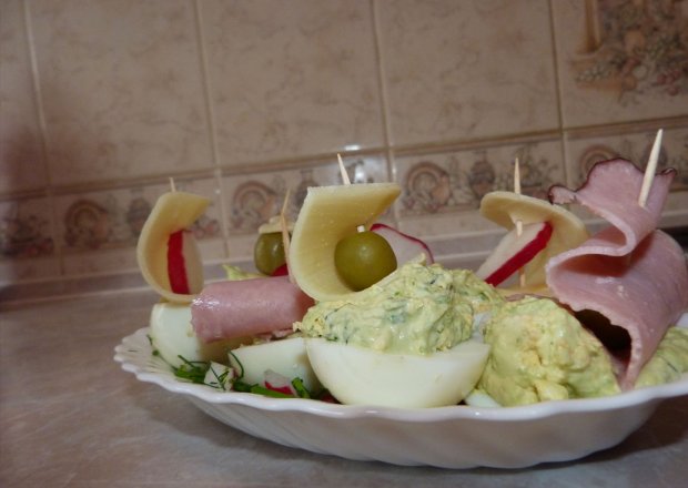 Fotografia przedstawiająca Łódeczki na zielonej trawce czyli jajka faszerowane