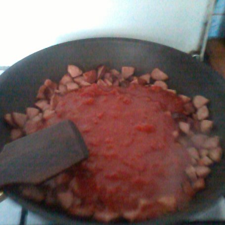 Krok 2 - Łódeczki z cykorii faszerowane kiełbasą w sosie pomidorowym foto
