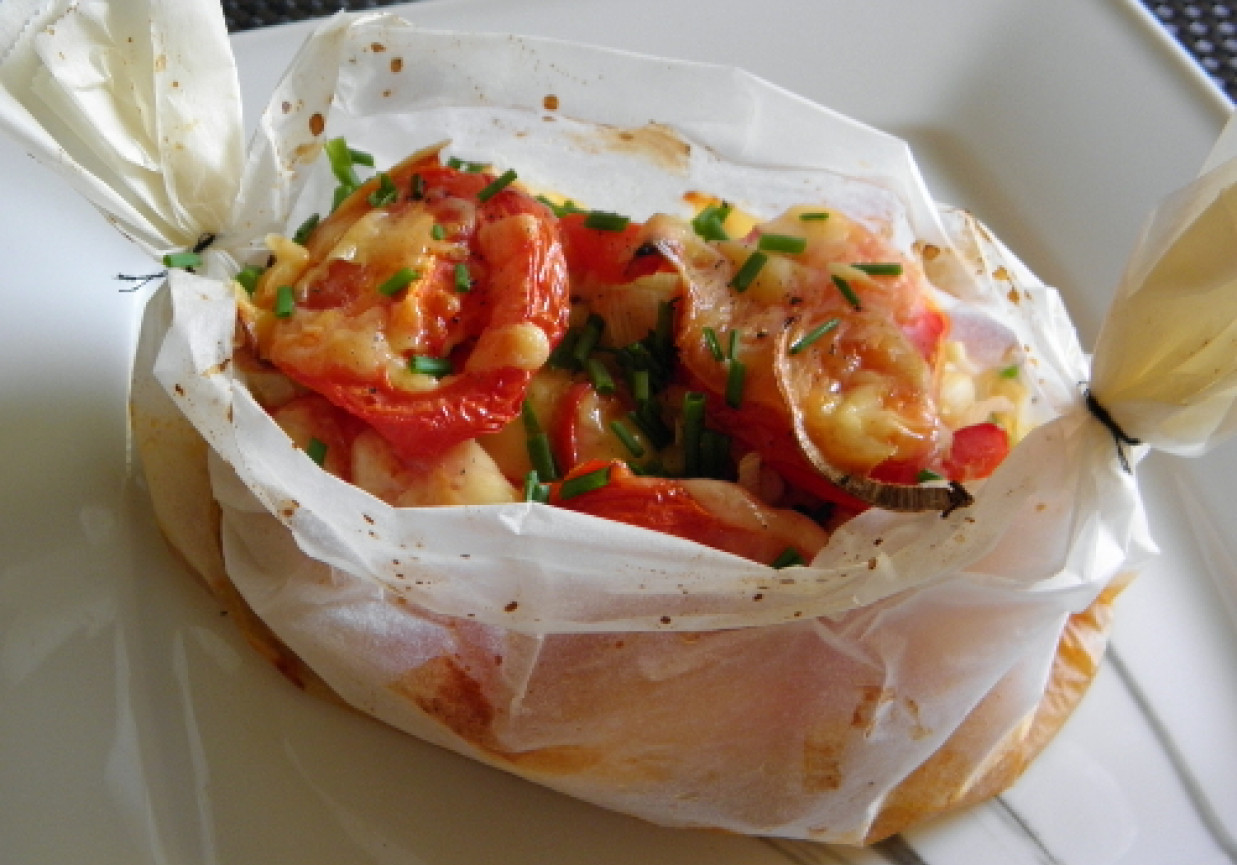 Łódeczki z kurczakiem i warzywami zapieczone z pomidorem i mozarellą foto