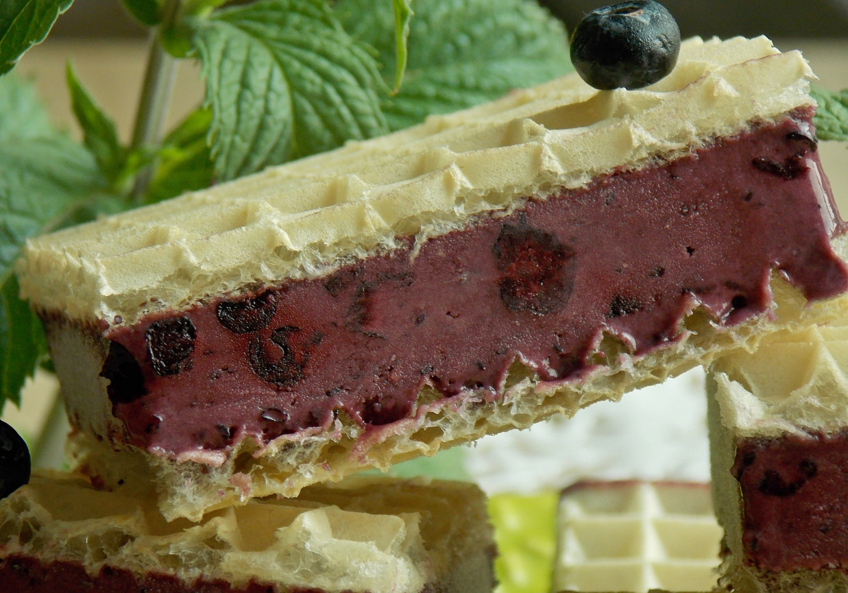 Lodowa kanapka z jagodami, czyli deser w waflu foto