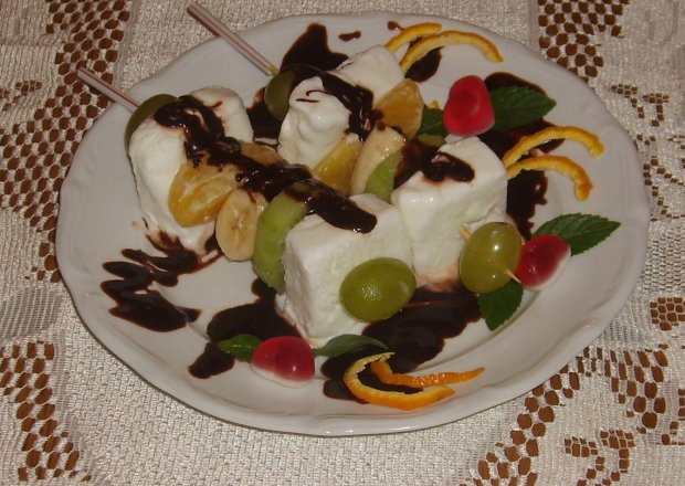 Fotografia przedstawiająca Lodowo-owocowe szaszłyki
