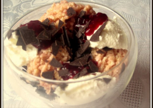 Fotografia przedstawiająca Lodowy deser truskawkowy z kaszą kuskus