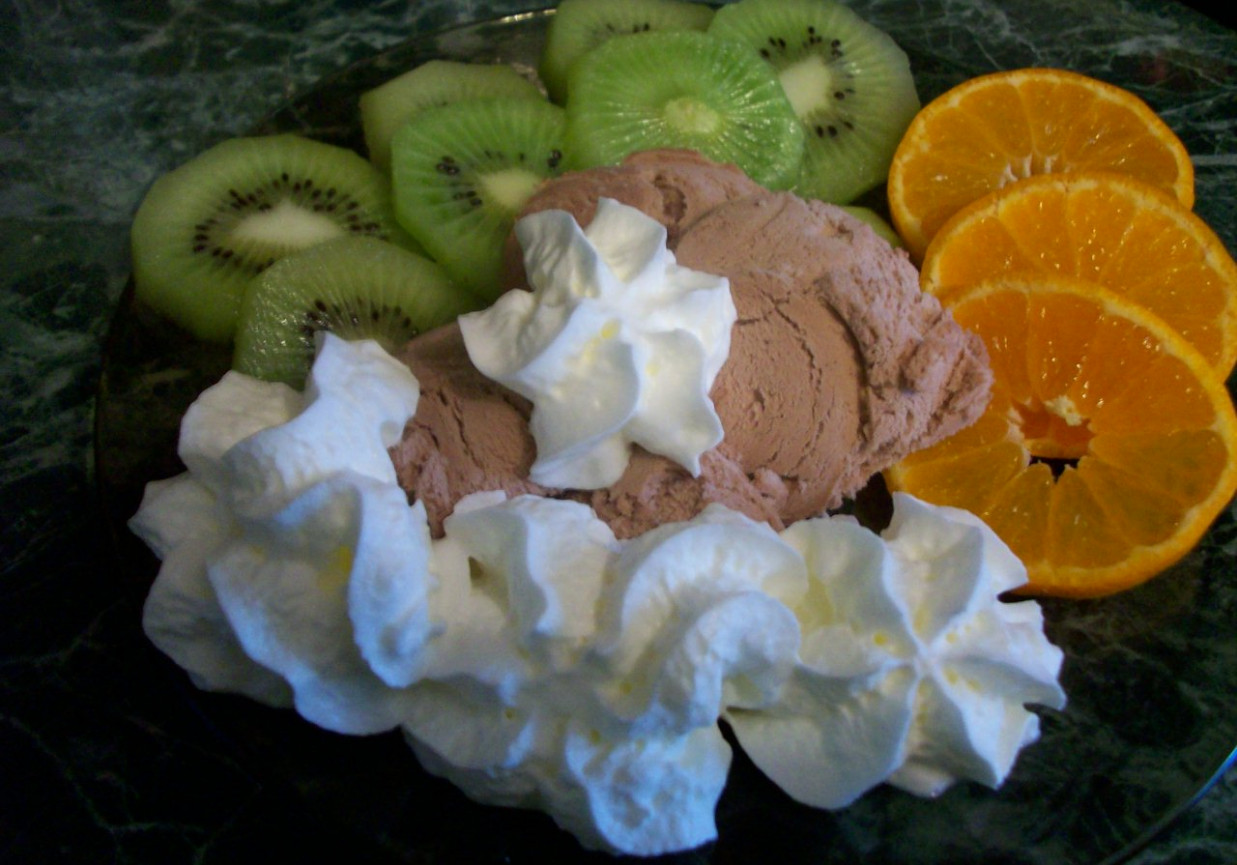 lodowy deser z owocami foto