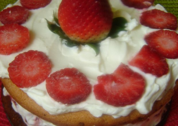 Fotografia przedstawiająca Lodowy tort truskawkowy