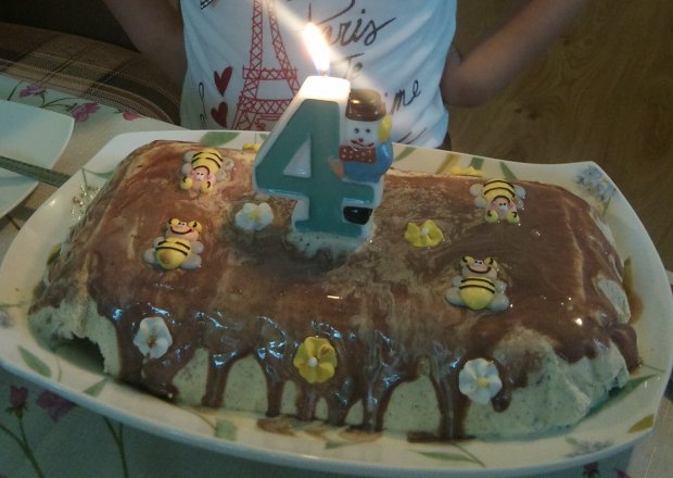 Fotografia przedstawiająca Lodowy tort urodzinowy