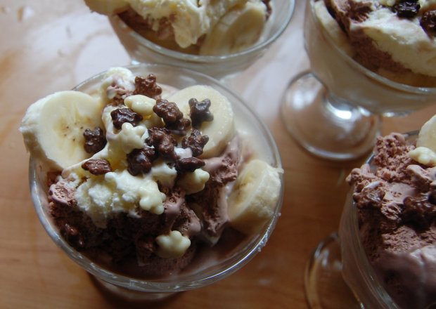 Fotografia przedstawiająca lody bananowo-czekoladowe