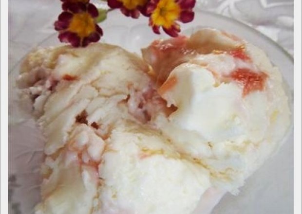 Fotografia przedstawiająca Lody cytrynowe z karmelizowanym rabarbarem