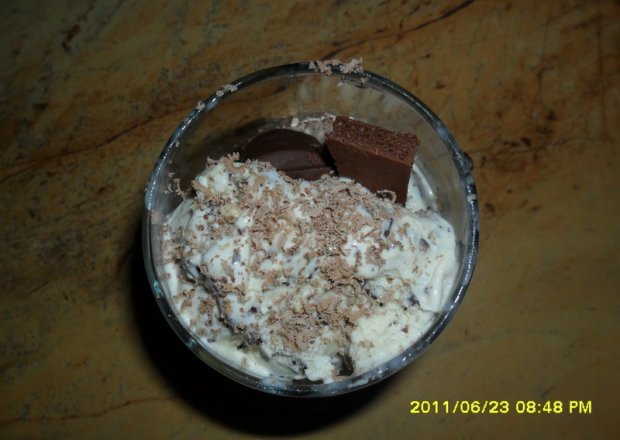 Fotografia przedstawiająca Lody domowe śmietanowe z kawałkami czekolady i polewą