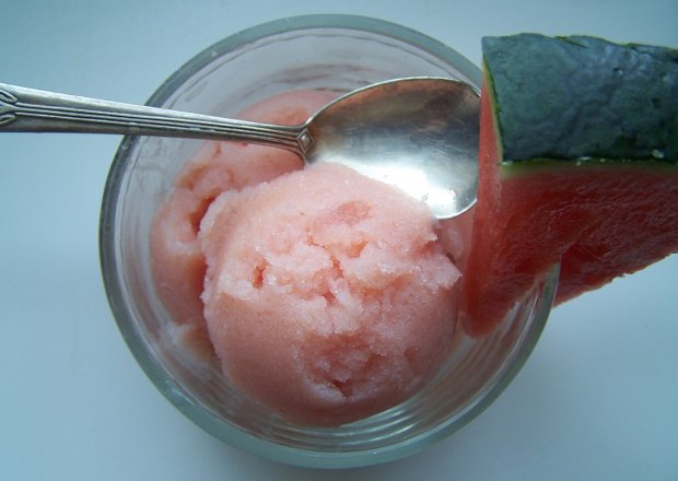 Fotografia przedstawiająca lody maślankowo arbuzowe