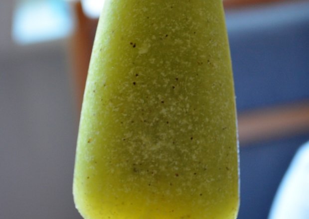Fotografia przedstawiająca Lody melonowo - jogurtowe z kiwi