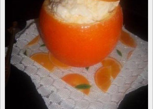 Fotografia przedstawiająca Lody o smaku pomarańczowym  w pomarańczowych miseczkach