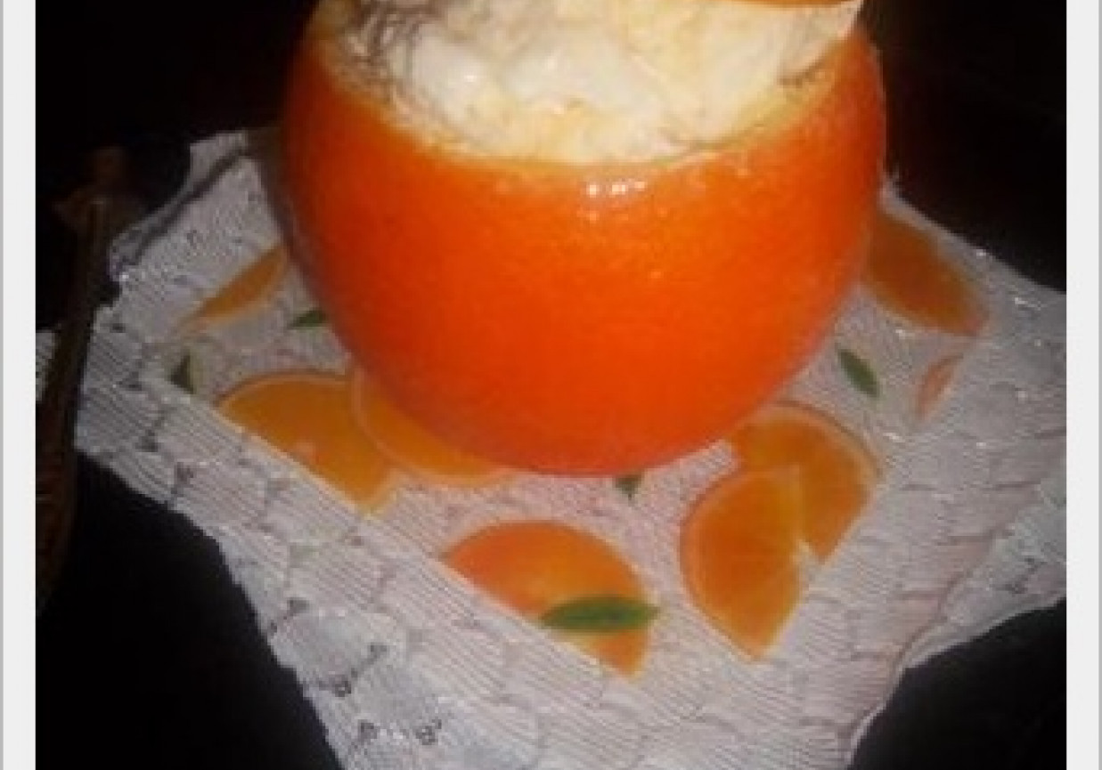 Lody o smaku pomarańczowym  w pomarańczowych miseczkach foto