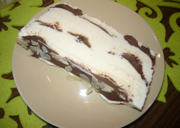Fotografia przedstawiająca Lody śmietankowe z kremem orzechowo- czekoladowym