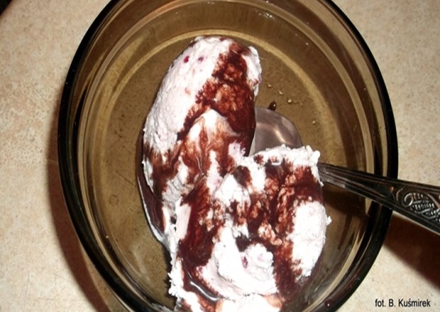 Fotografia przedstawiająca Lody śmietankowo-malinowe z polewą czekoladową