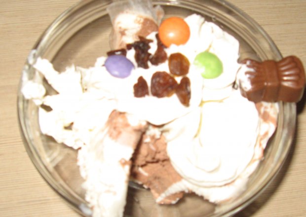 Fotografia przedstawiająca Lody śmietankowo-czekoladowe z dodatkami