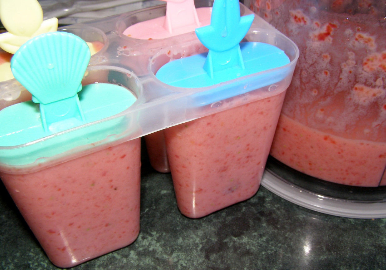 lody: sorbet z truskawek i jogurtu... foto
