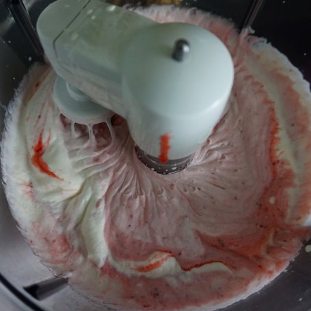 Krok 4 - Lody truskawkowe bez maszynki foto