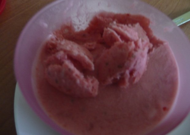 Fotografia przedstawiająca lody truskawkowe
