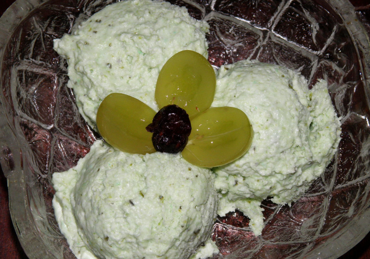 Lody twarożkowe o smaku kiwi i winogron foto