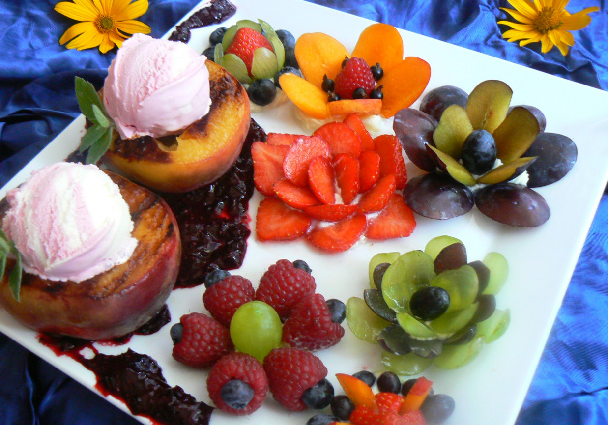 Lody w grillowanej brzoskwini w deserze z konfiturą z czarnej porzeczki foto