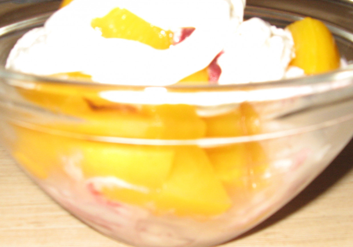 Lody z brzoskwiniami-pucharek radości foto