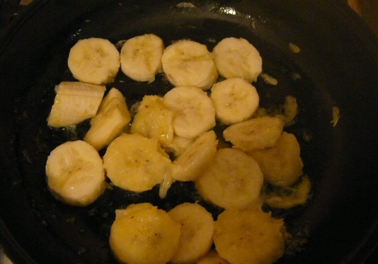 Lody z ciepłymi bananami na rumie foto