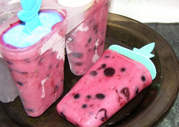Fotografia przedstawiająca lody z czarnej porzeczki i jogurtu...