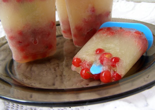 Fotografia przedstawiająca lody z porzeczką z soku jabłkowego, dyni i bazylią...