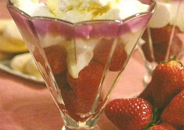 Fotografia przedstawiająca lody z truskawkami