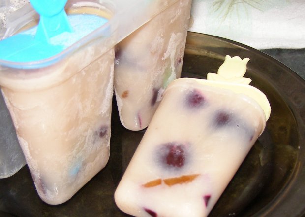 Fotografia przedstawiająca lody ze śliwkami z mlekiem truskawkowym...