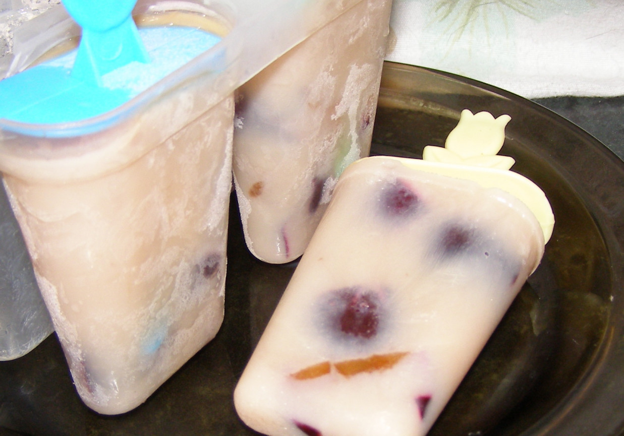 lody ze śliwkami z mlekiem truskawkowym... foto