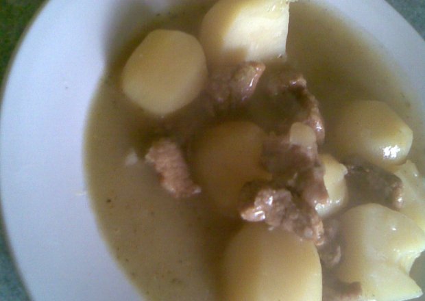 Fotografia przedstawiająca Łopatka  duszona  i gotowana z cebulką z ziemniakami
