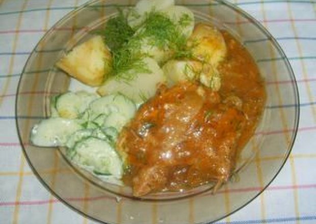 Fotografia przedstawiająca łopatka w sosie ze świeżych pomidorów na obiad