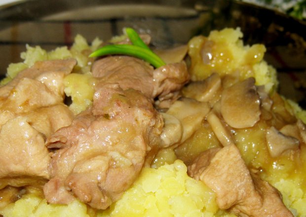 Fotografia przedstawiająca Łopatka wieprzowa w sosie z pieczarkami