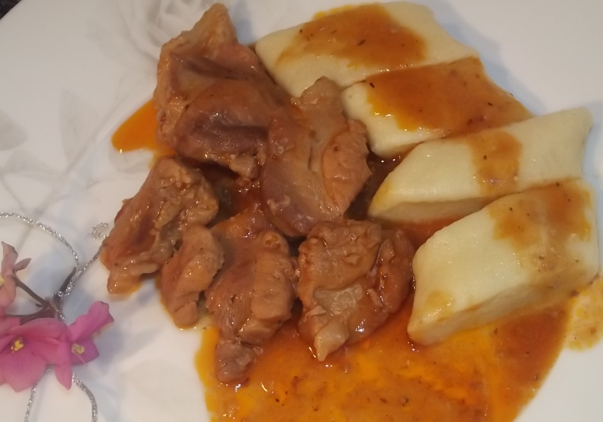 Łopatka wieprzowa z cebulką w keczupie foto