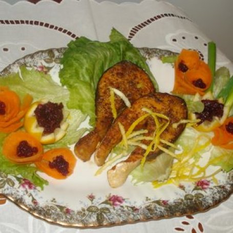 Krok 4 - Łosoś grillowany na liściu salaty z borówkami foto