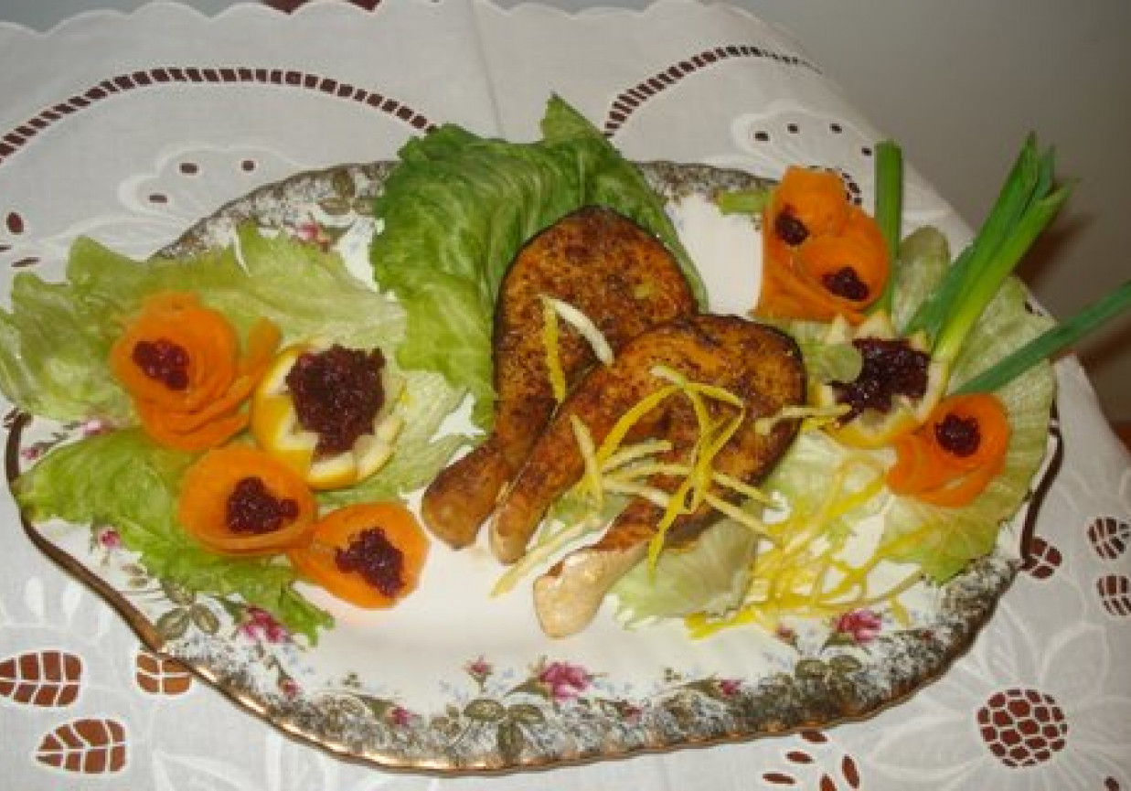 Łosoś grillowany na liściu salaty z borówkami foto