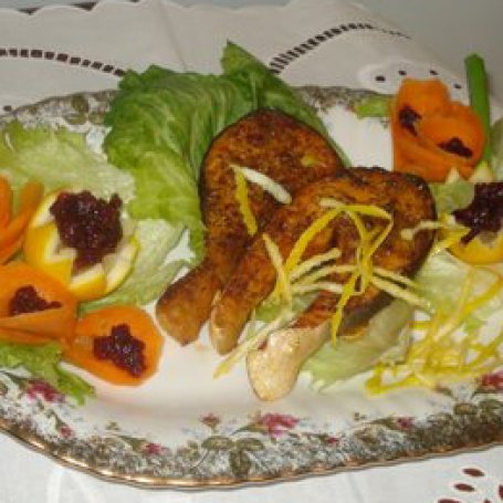 Krok 3 - Łosoś grillowany na liściu salaty z borówkami foto