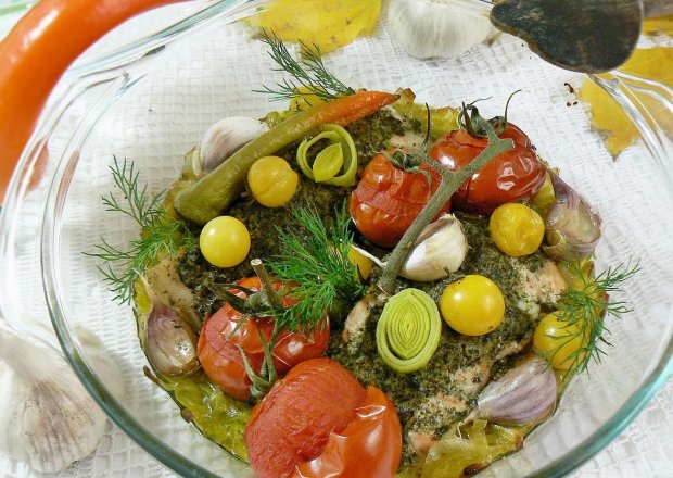 Fotografia przedstawiająca Łosoś pod pierzynką z pora z pesto i warzywami