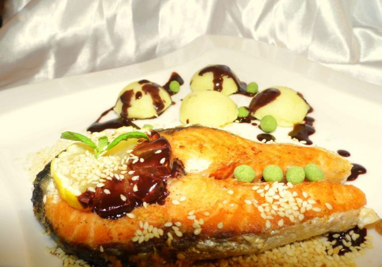 Łosoś smażony na maśle, podany z puree cytrynowym oraz pikantnym sosem czekoladowym foto
