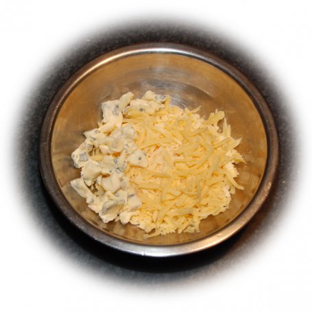 Krok 1 - Łosoś smażony na maśle z makaronem w sosie śmietanowo-serowym foto