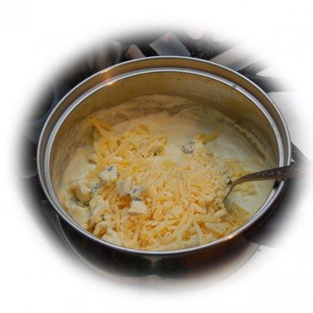 Krok 2 - Łosoś smażony na maśle z makaronem w sosie śmietanowo-serowym foto