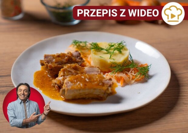 Fotografia przedstawiająca Żeberka w marynacie z cebulą