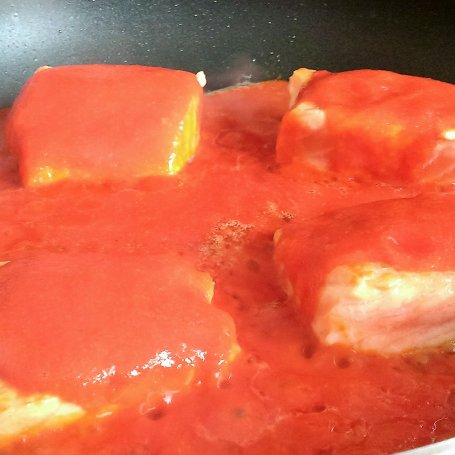 Krok 3 - Łosoś w sosie pomidorowo - czosnkowym foto