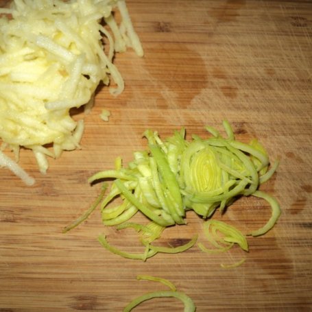 Krok 2 - Łosoś w sosie z serem kozim,pistacjami , jabłkiem :) foto