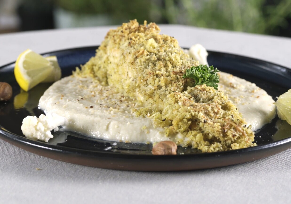 Łosoś w ziołowej panierce oraz puree z kalafiora foto