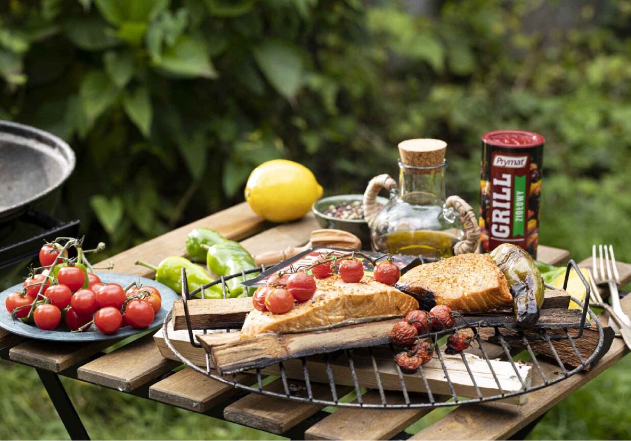 Łosoś wędzony na grillu foto