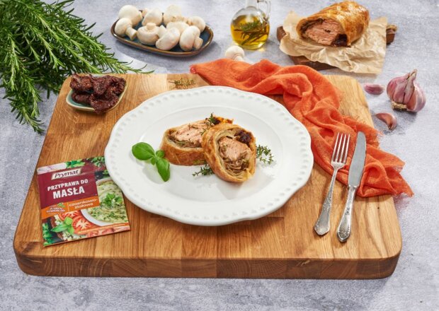 Fotografia przedstawiająca Łosoś w cieście francuskim z suszonymi pomidorami i pieczarkami, DS XXIV, odc. 4