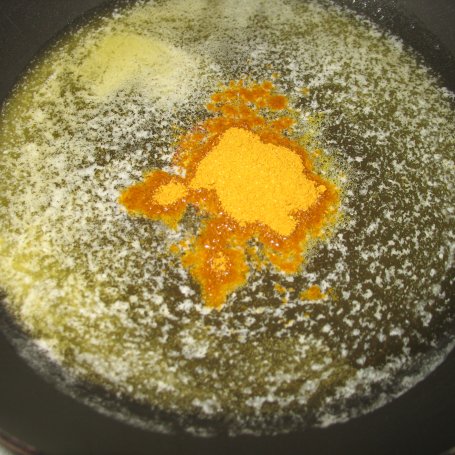 Krok 2 - Łosoś z curry i makaronem foto