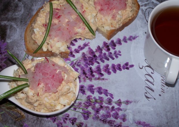 Fotografia przedstawiająca Łosoś z jajami, czyli smaczna pasta na śniadanie ;)